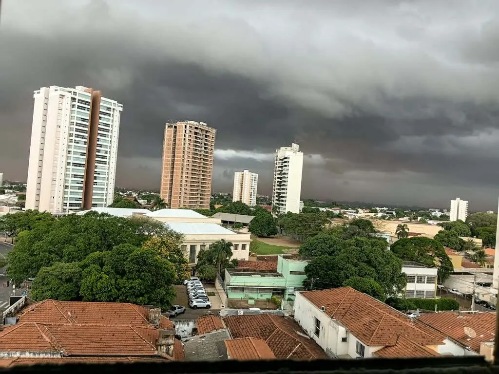 Várias cidades, como Araçatuba, sentiram os efeitos, com chuva, ventos e areia. Crédito: colaboração do leitor.