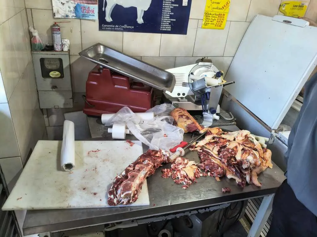 Açougue de Guararapes é multado em R$ 5,8 mil após apreensão de 450 quilos de carne irregular