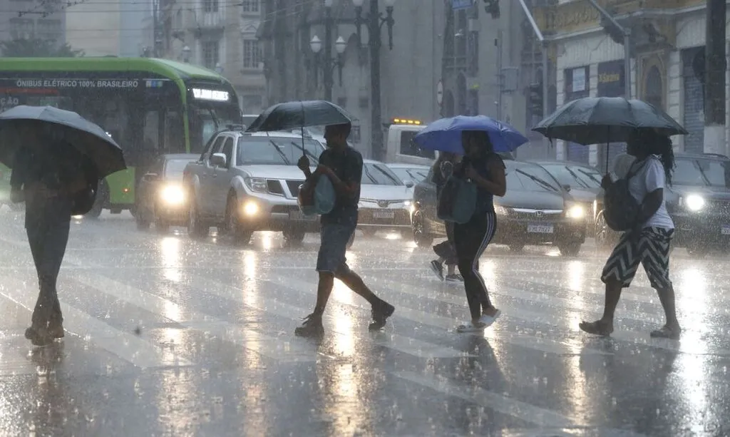 Chuva marca segundo turno em cidades paulistas e provoca mudança de locais de votação